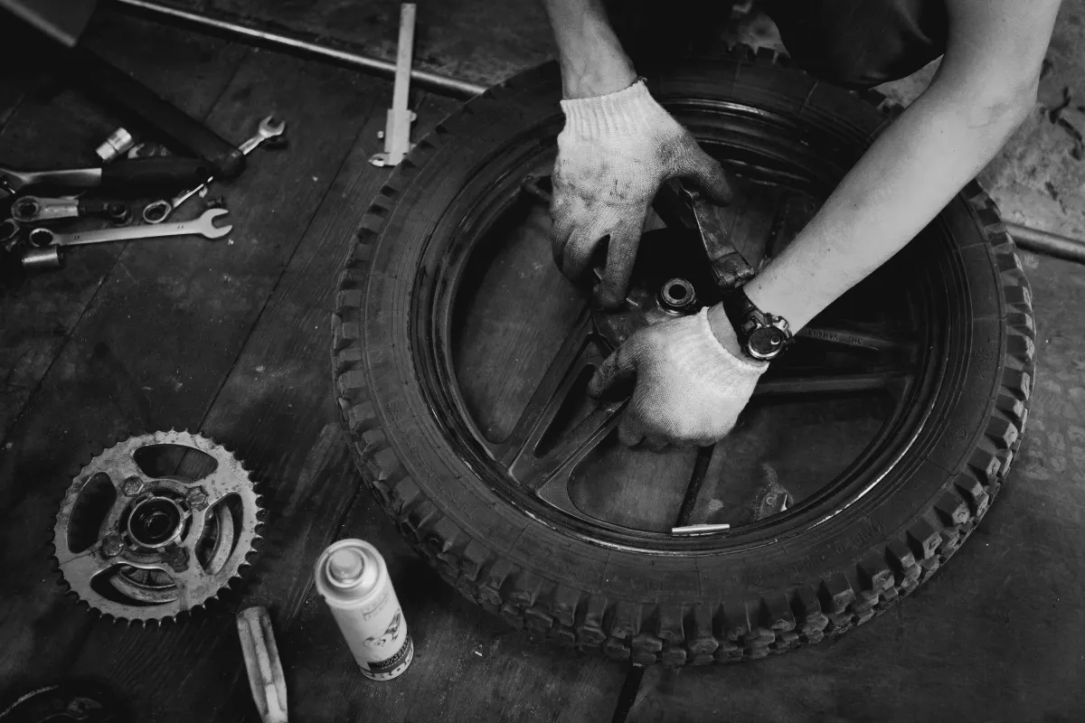 Wnętrze opony motocyklowej z dętką obok felgi tubeless — porównanie konstrukcji