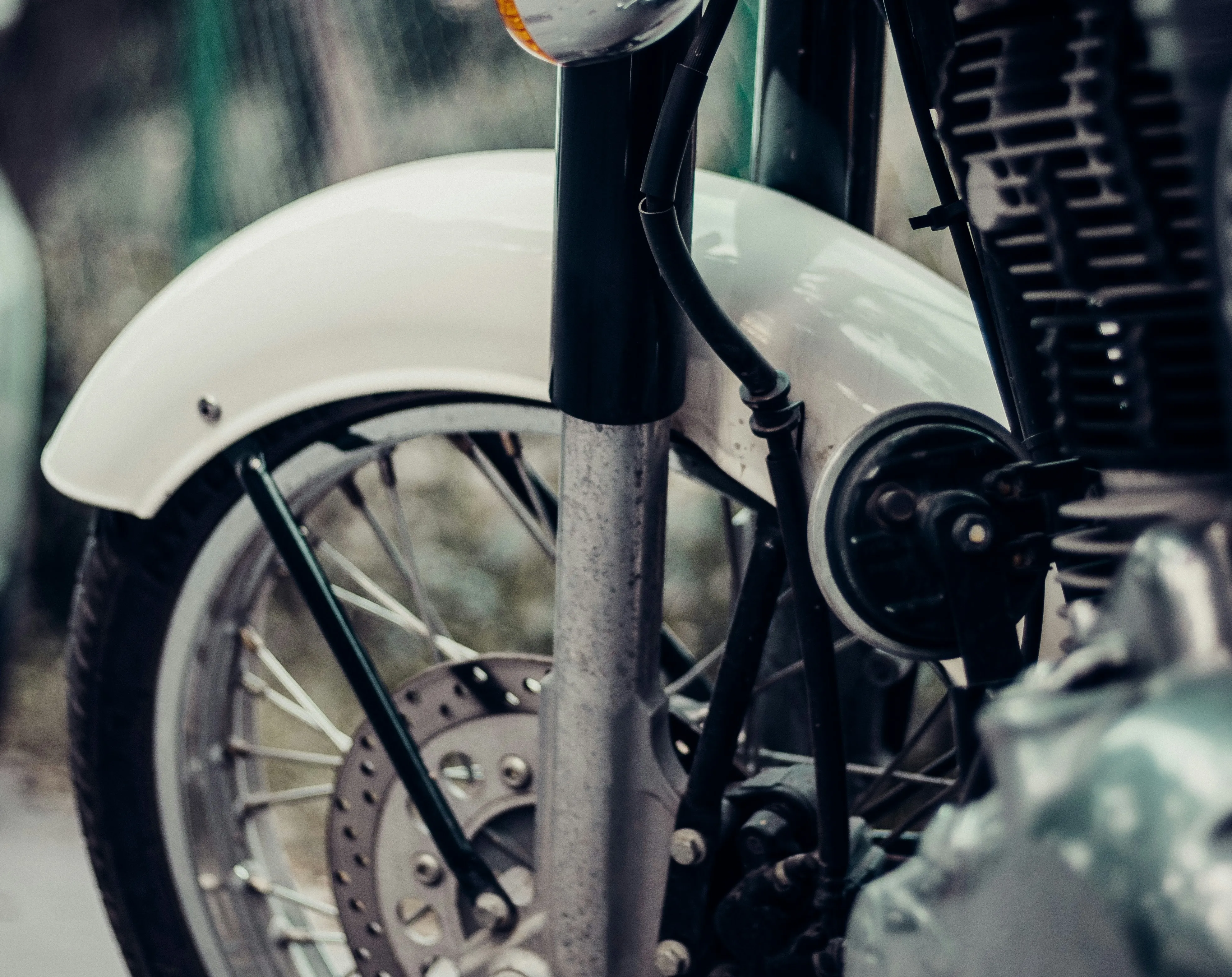 Wymiana opony motocyklowej na specjalistycznej maszynie