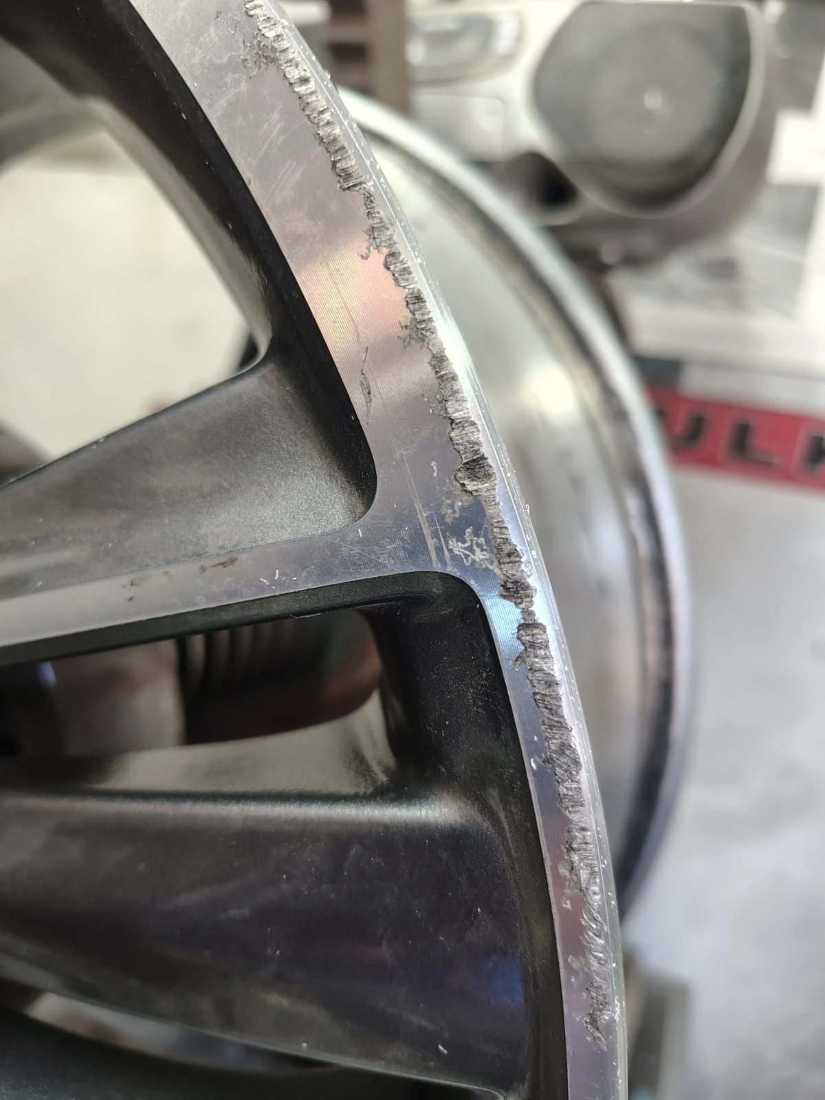 Uszkodzony rant aluminiowej felgi przed toczeniem CNC w KTJ Rzeszów
