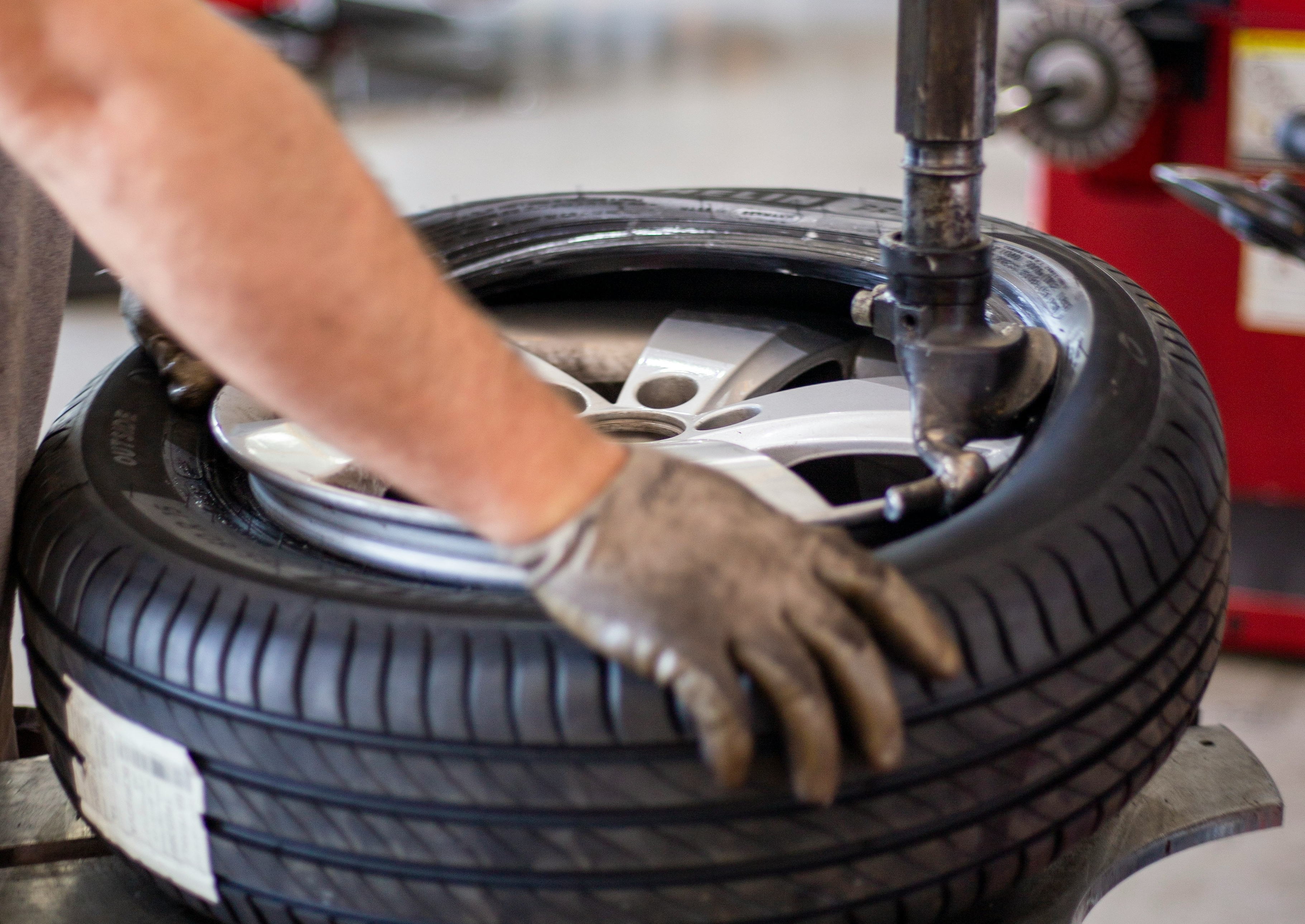 Mechanik demontuje oponę z felgi w warsztacie - prostowanie felg Rzeszów