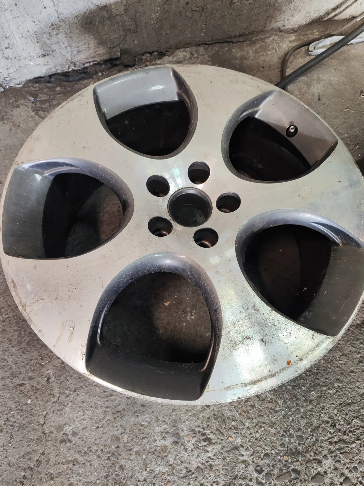 Felga aluminiowa dwukolorowa z otarciami rantu o krawężnik przed toczeniem CNC w KTJ Rzeszów