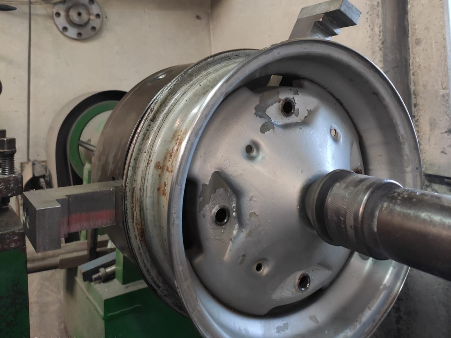 Profesjonalna wymiana opon i prostowanie felg - serwis wulkanizacyjny KTJ